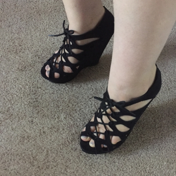 Charlotte Russe Black Wedge Platform High Heels - - Picture 4 of 6